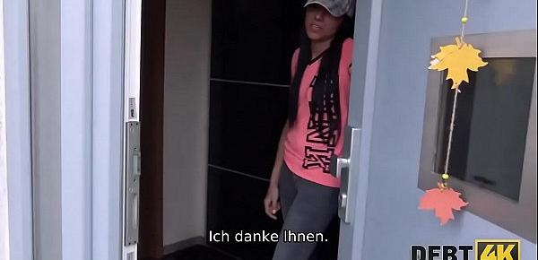 DEBT4k. Muskulöser Mann schlägt jungen entzückenden Schuldner, der keinen Job hat